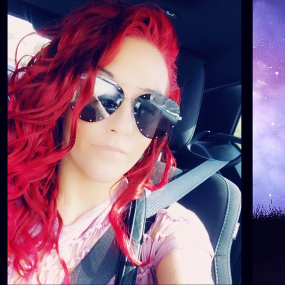 Meet your Posher, Erica - Picture 2 of 4